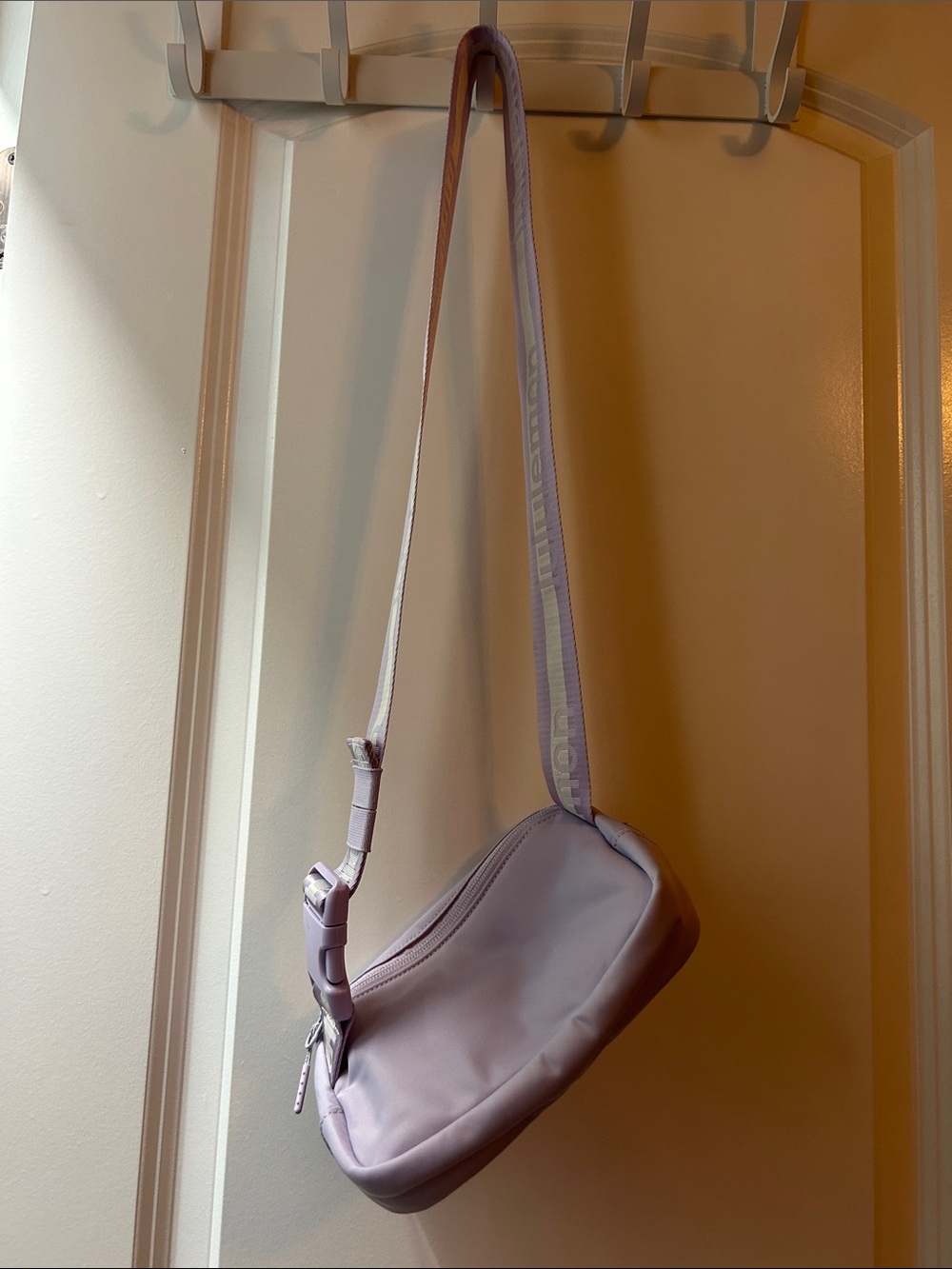 lululemon athletica Lavender/Pale Purple Crossbody Bag (everywhere belt bag) - Picture 2 of 5